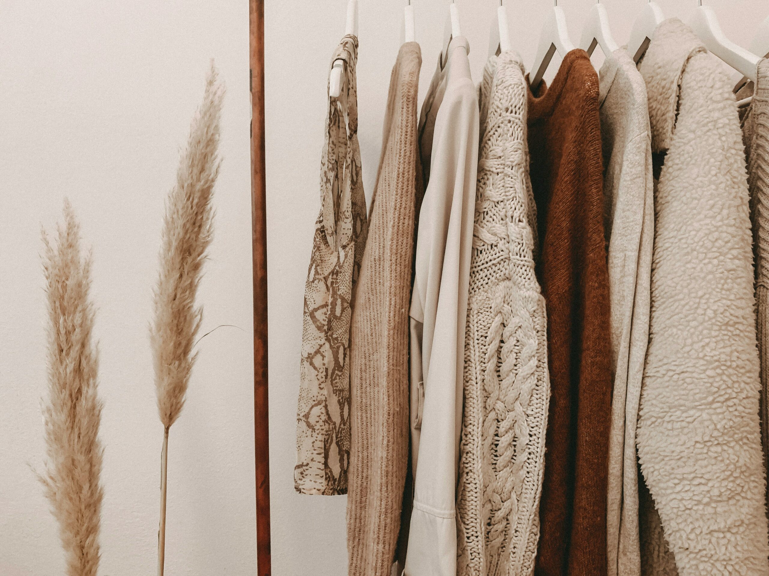 Garde-robe capsule hiver : 10 pièces essentielles & guide