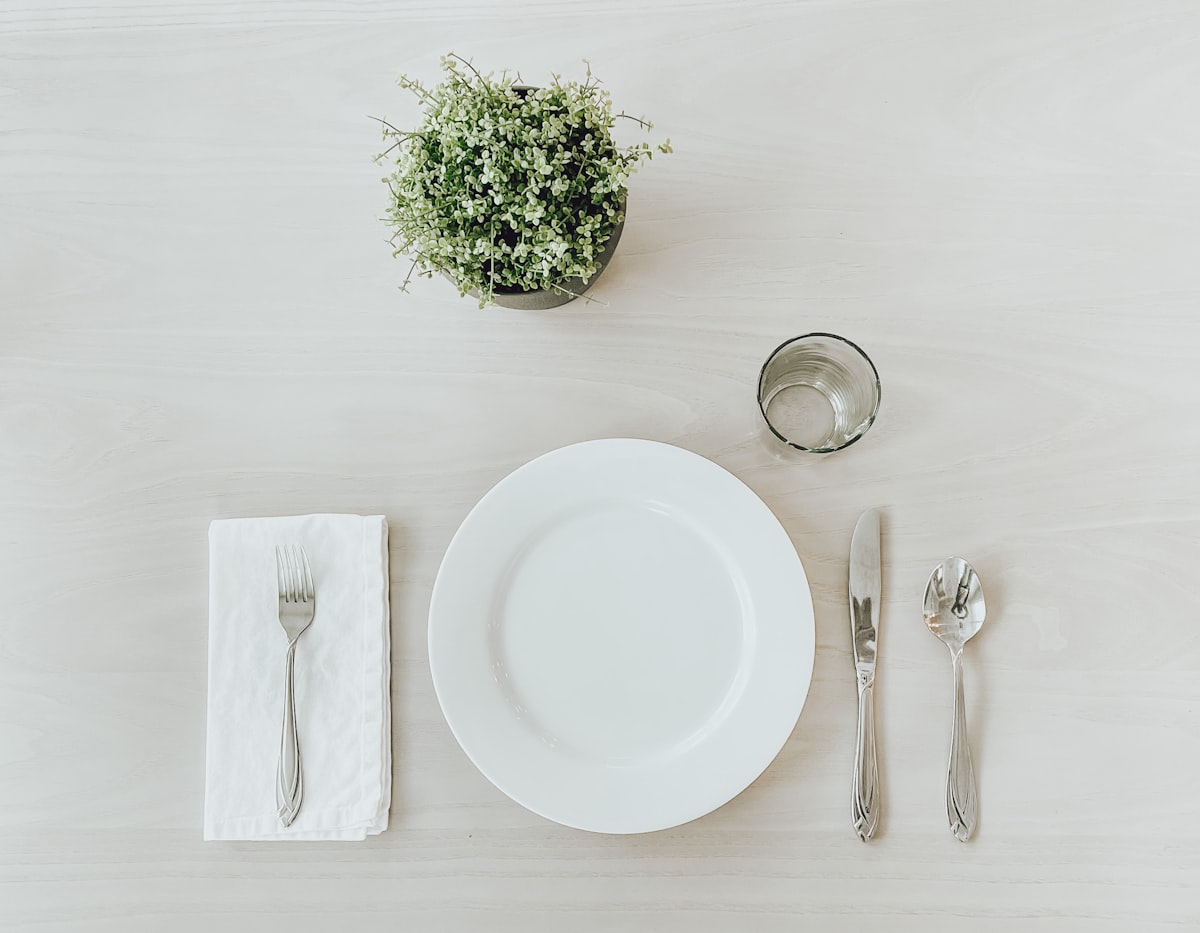 Couvert et verres : guide complet pour dresser une table élégante en 2026