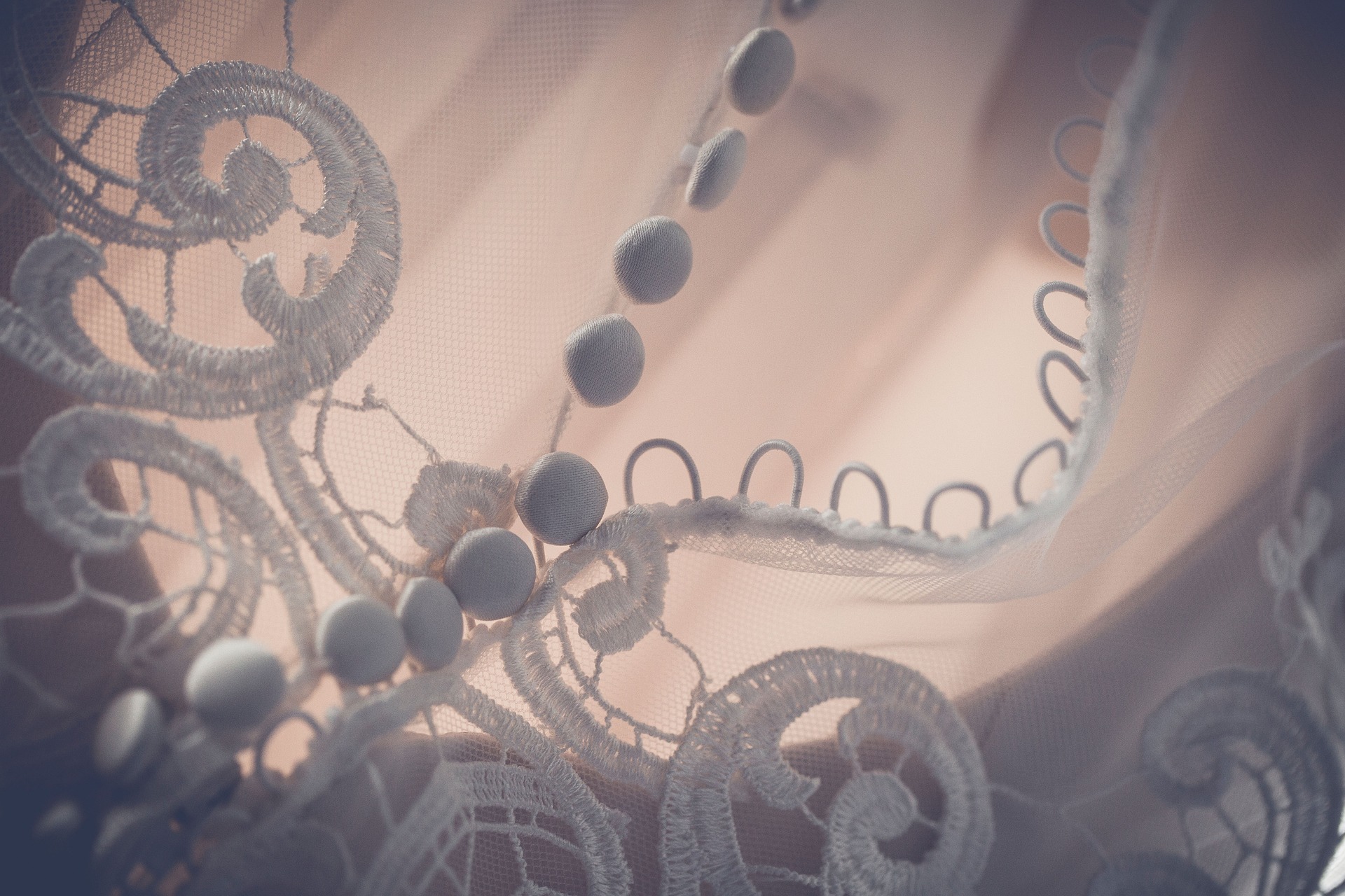 Dentelle de Calais ou de Caudry : quelle différence ?