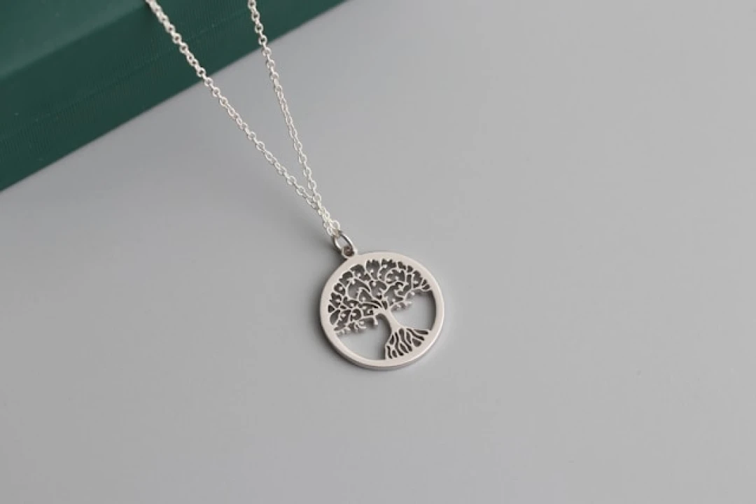 La médaille arbre de vie : quand le symbole universel devient un bijou à transmettre