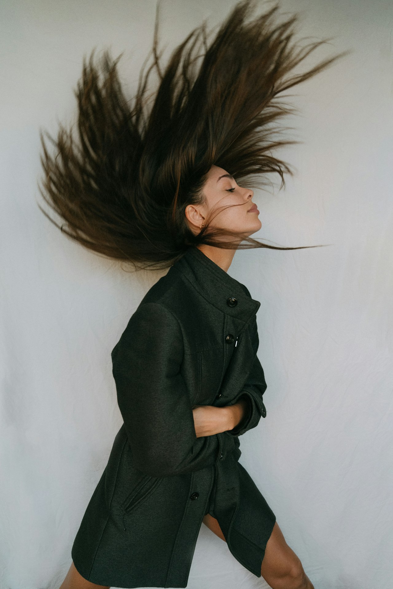 Cheveux gras : causes, solutions et routine efficace en 2026