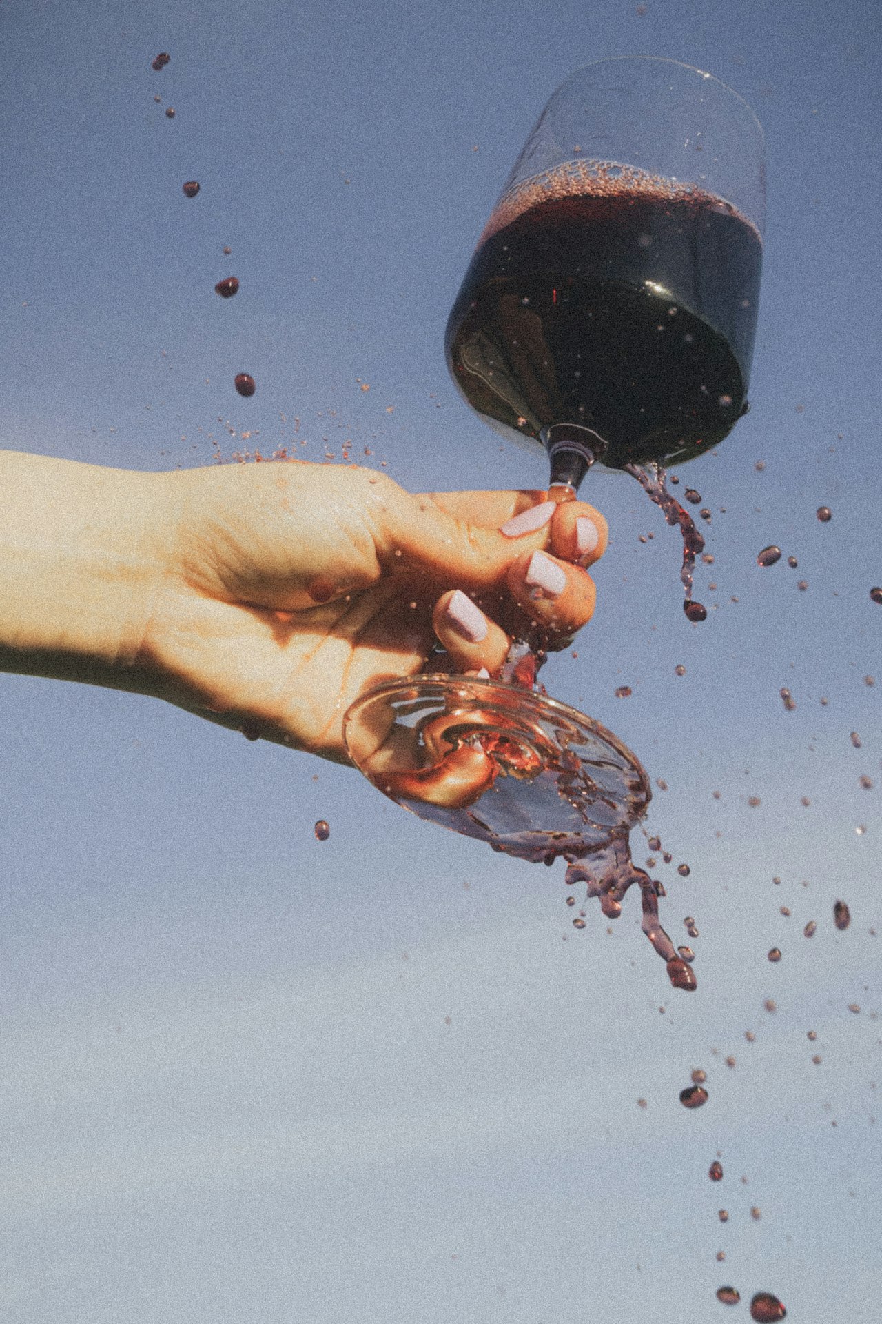 Tache de vin : comment l&rsquo;enlever sur tous les tissus en 2026