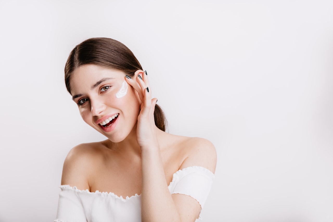 Boutons blancs sur le visage : causes et solutions 2026