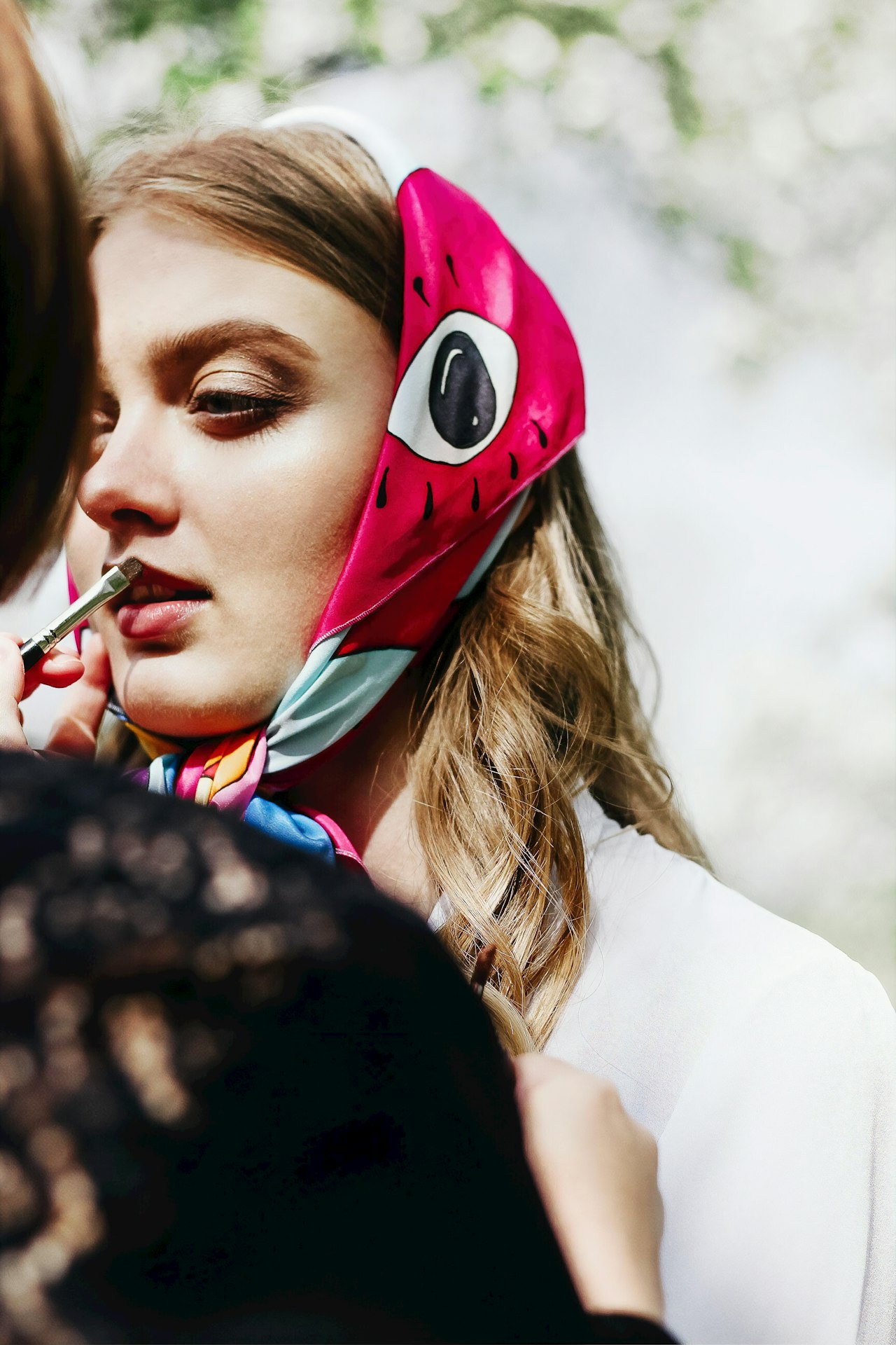 Comment porter un foulard : 12 façons de le nouer avec style en 2026
